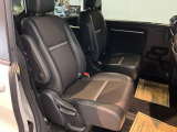 【後部座席】同乗者もゆったりと寛げる広々としたスペース。家族や大切な友人との移動時間を心地よく演出してくれる、清潔感のあるシートコンディションです。