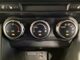 空調スイッチ類は最近流行のタッチパネル式ではなく、運転中でも直感的に操作できるダイヤル式を採用しております。