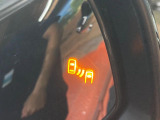 【ブラインドスポットモニター】走行中、ドアミラーの死角になりやすい箇所に後続車が接近するとサイドミラーのレンズに警告を表示!ドライバーに注意喚起をしてくれます。