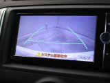 目視では確認しづらい車両後方を表示するカラーバックモニターが装備されています。スムーズな車庫入れや縦列駐車をサポートします。