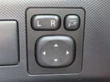 日本の駐車場は幅が広くないところが多くて、乗り降りが大変だったりしますよね。電動ミラーがあれば、室内でミラーをたためるので、駐車するときも便利ですね。
