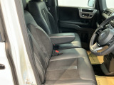 【ベンチシート】運転席と助手席の移動もスムーズ!狭い駐車場での乗り降りや、お子様の乗り降りにも便利です。座席の間にコンソールボックスやドリンクホルダーがないため、車内空間が広く感じます。