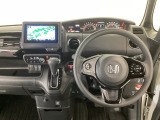 【ハンドル】運転にかかわる様々な操作を安全に行えるように視点移動が少なく操作性に配慮されたスイッチ類が凝縮されたコックピットです。