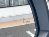 【ブラインドスポットモニター】走行中、ドアミラーの死角になりやすい箇所に後続車が接近するとサイドミラーのレンズに警告を表示!ドライバーに注意喚起をしてくれます。