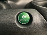 ECONモードをONにするとアクセルペダルの動きに対するエンジンの反応とエアコンの制御を切り換えることで、燃費のいい運転をするドライバーがペダルを踏んだ時と同じようにエンジンを制御します。