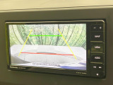 【バックカメラ】駐車時に後方がリアルタイム映像で確認できます。大型商業施設や立体駐車場での駐車時や、夜間のバック時に大活躍!運転スキルに関わらず、今や必須となった装備のひとつです!