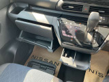 運転席からも助手席からも手が届きやすく、小物などを置いておくのにとても便利♪