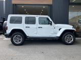 台形ホイールアーチはJeep伝統のデザインです。採用している理由は諸説ありますが、オフロードを走行する際にタイヤとボディが干渉しあわないよう配慮した作りにするためとなります。