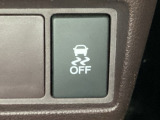 VSA装備車です。VSAはドライバーの操作と車の動きを見守っています。もし車の挙動が乱れたとき、4輪別々にブレーキをかけたり、エンジンパワーをしぼることによって車を安定させます。