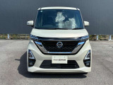 日産のブランドを象徴するVモーショングリルです。