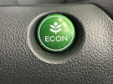 【eコンスイッチ】低燃費運転をサポートするECONモード。スイッチをONすると、エンジンやトランスミッション、A/Cなどを協調制御し、燃費の向上に貢献。エコドライブの効果を高めます。