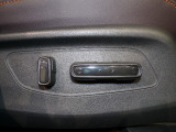 パワーシート装備車です。電動でシートが動きます、高級感がありとても便利な機能です!