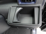 【カップホルダー】エアコン吹き出し口下部に設置されていますので使いやすさバッチリ!運転席から手の届くちょうどの位置です!