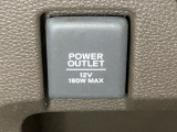 アクセサリーソケットはUSBのアダプターなどをつければ、スマホの充電にも使えます。周辺には物が置けるボックスがついています。