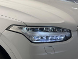 【LEDヘッドライト】明るく眩しいハイビームを先行車や対向車に照射しないオートハイビームを備えたLEDヘッドライト。北欧神話に登場するトールハンマーをモチーフにした、一目でボルボとわかるデザイン。