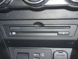 【CD/DVDプレーヤー】運転の際にお好きな音楽やライブDVDなどを流して、楽しくドライブ出来ます♪※DVDを再生した場合、走行中安全の為、画面表示はOFFとなります。