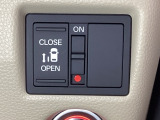 左側電動スライドドアは運転席からでも操作ができるように、ハンドル付近に開閉の操作スイッチが付いています。