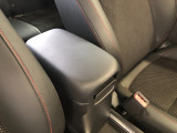 【アームレスト】運転時の疲労軽減にもなるアームレストがついています!