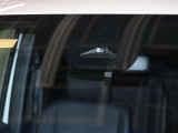 【プリクラッシュセーフティシステム】ミリ波レーダーと単眼カメラを併用したセンサーで前方の車両と昼夜歩行者・自転車/昼間自動二輪車を検知し、それに基づく統合的な制御により、事故の回避や衝突被害の軽減