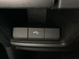 アクセサリーソケットの下にはナビゲーション用の外部入力や充電可能なUSB端子がついています。移動中に充電もできるので便利です。