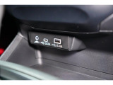 小物の収納に便利なセンタートレイには携帯等のデバイスの充電可能なUSB出力電源付です。