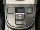 セレクトレバーの下に電子制御パーキングブレーキがあります。スイッチひとつで、停車した地点の傾斜などをシステムが検知・判断してブレーキ力を自動的に最適制御し、しっかり停車できるパーキングシステムです。