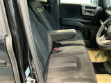 アームレストは、運転中の腕をしっかりと支えることで、疲労を大きく軽減してくれます。
