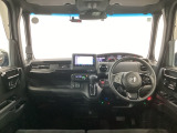 【前方視界】開放的な前方視界!運転がしやすく疲れにくいです♪窓が大きく、見通しがとっても良いおクルマですよ♪