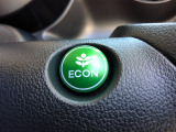 葉っぱマークのECONスイッチ。スイッチをONにするだけで、エンジンやエアコンなどを協調制御。燃費の向上に貢献します。