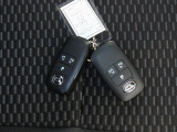 電子キーをポケットやカバンに入れているだけで、ドアの開錠・施錠が行えます。荷物を抱えていてもラクラク開閉です。エンジン始動も行えます。