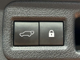 【パワーバックドア】スマートキーや運転席のボタンを押すだけでリアゲートが自動で開閉します!荷物を持っている時や、高い位置にあるバックドアを閉める際に便利な機能です♪