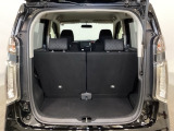 開口部も広く荷物の積み下ろしもしやすいお車となっております。シートを前方にスライドさせれば、さらに荷室を広げられます。また、床下にも収納スペースがあります。