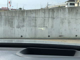 HUD: ヘッドアップディスプレイはドライバーが前方に集中できるよう、ナビや車速情報をフロントガラスに投影するシステムです。