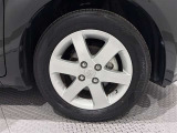 アルミホイールを装備、タイヤサイズは175/65R15です。