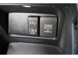 USBオーディオ用ソケットがついていますので携帯電話などを接続すれば音楽等の再生が可能です!充電用ソケットもございます!