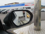 隣車線を走る車両をレーダーで検知し、ドアミラーでは確認しにくい後側方エリアに存在する車両に加え、急接近してくる車両も検知します。車両を検知するとドアミラーに搭載されたLEDインジケーターが点灯します。