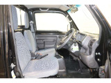 操作性に優れた運転席となります!小物入れや各ボタンの配置にこだわり、使いやすいです!座り心地もよく視認性も良好なのでロングドライブもお任せ下さい!
