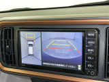 パノラミックビューモニターを装備。駐車場や交差点でクルマを真上から見るように周囲を確認できます。機能の詳細は販売店スタッフまでおたずねください。