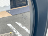 【ブラインドスポットモニター】走行中、ドアミラーの死角になりやすい箇所に後続車が接近するとサイドミラーのレンズに警告を表示!ドライバーに注意喚起をしてくれます。