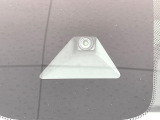 【エマージェンシーブレーキ】走行中に前方の車両等を認識し、衝突しそうな時は警報とブレーキで衝突回避と被害軽減をアシスト。より安全にドライブをお楽しみいただけます。