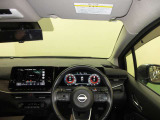 ドライバー目線で、使いやすく安全操作性と良好な視界を実現した運転席です。