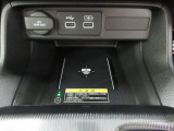 ワイヤレス充電器を装備しています。全車、弊社専門スタッフによる内外装クリーニングを実施しております。綺麗な状態でご納車いたします。