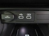 便利なUSBジャック・12V電源ソケットも付いています。周辺機器の充電にご利用頂けます。