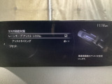 カメラが車線を認識してはみ出しそうになるとステアリングアシストが介入するレーン・キープ・アシストシステムを装備しております。お好みで作動・非作動の設定も可能です。