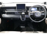 操作性に優れた運転席となります!小物入れや各ボタンの配置にこだわり、使いやすいです!座り心地もよく視認性も良好なのでロングドライブもお任せ下さい!