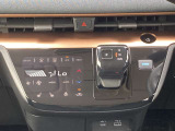 オートエアコンで温度調整も楽チン!四季を問わず快適に運転することが出来ます。