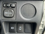 オートマチックハイビームとは、先行車や対向車のライトを認識し、ハイビームとロービームを自動で切り替える機能です。夜道の視界を確保します。詳細は販売店スタッフまでおたずねください。