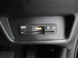ETC付。高速道路の料金所はキャッシュレスで通過です。サービスエリア等にあるスマートインターの出入りも利用可能でとっても便利。ご納車後すぐにお使い頂けるようセットアップしてのお渡しとなります。