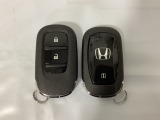スマートキーを装備しています。鍵を差し込むことなくドアロックの開け閉めと、スタートボタン操作でのエンジンスタートができます。スペアキーも同じものを用意しております。