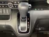 CVT車のセレクトレバーです。低速から高速まで、変速ショックのないスムーズな走りを実現するとともに、エンジン効率のよい領域を維持することで燃費にも貢献します。